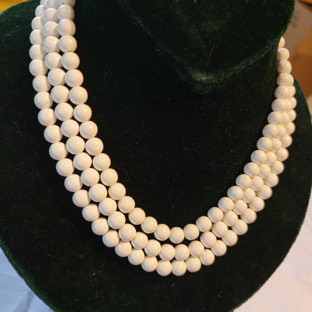 Vintage Deauville Mid-century White 3 Strands Beaded Necklace Flower wh02-18